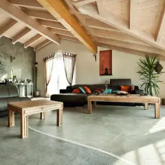 Nowoczesny salon z szarą podłogą z żywicy. Cena za metr tej podłogi z żywicy jest atrakcyjna.