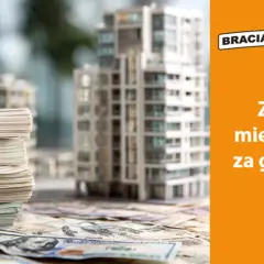 Kupno mieszkania za gotówkę wymaga uwagi na detale. Stosy pieniędzy i makieta budynku sugerują, na co zwrócić uwagę przy kupnie mieszkania.