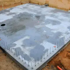 Betonowe ławy fundamentowe gotowe do dalszych prac. Cena robocizny zależy od skomplikowania projektu.
