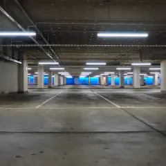 Puste, oświetlone miejsce parkingowe. Idealne do wynajmu miejsca parkingowego, gdzie Twój samochód będzie bezpieczny.