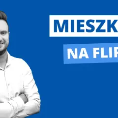 Uśmiechnięty mężczyzna w koszuli, z napisem "MIESZKANIE NA FLIPA". Kto to?