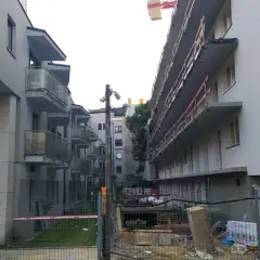 Budowa osiedla, gdzie widać betonowe balkony i rusztowania. To przykład patodeweloperki, gdzie liczy się szybki zysk, a nie jakość.