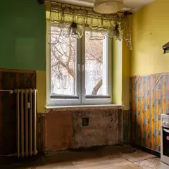 Moje nowe mieszkanie komunalne do remontu. Okno z widokiem na drzewa, stara tapeta i kaloryfer. Czas na zmiany!