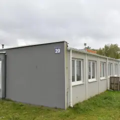 Budynek z numerem 20, gdzie komu przysługuje mieszkanie socjalne.