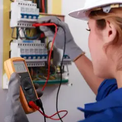 Elektryk wykonuje pomiary elektryczne. Sprawdza napięcie multimetrem. Zobacz pomiary elektryczne cennik.