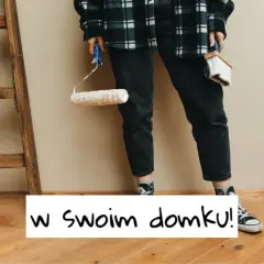 Osoba z wałkiem i pędzlem, gotowa do remontu. Właśnie tworzy kosztorys remontu swojego domku.