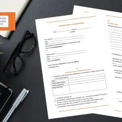 Wzór umowy najmu okazjonalnego, klasyczna wersja formalna, na biurku obok okularów i notatnika.