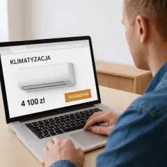 Mężczyzna sprawdza na laptopie montaż klimatyzacji cena 4100 zł.