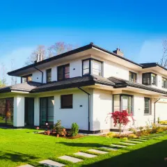 Nowoczesny dom 150m2, z zadbanym ogrodem i podjazdem. Zastanawiasz się, jaki jest koszt budowy domu 150m2?