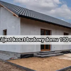 Dom w trakcie budowy, szary tynk, ciemny dach. Napis: "Jaki jest koszt budowy domu 100 m²?".