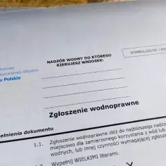 Formularz "Zgłoszenie wodnoprawne" z logo Wód Polskich. Określa, kto wydaje pozwolenie na budowę, czyli właściwy nadzór wodny.