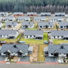 Osiedle domów jednorodzinnych, idealne miejsce do życia. Zastanawiasz się, jak zostać deweloperem? Zacznij od analizy rynku i planowania inwestycji.