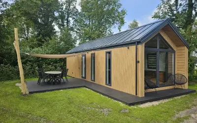 Nowoczesny domek na zgłoszenie 35m2 całoroczny z tarasem i meblami ogrodowymi. Idealny na wypoczynek.