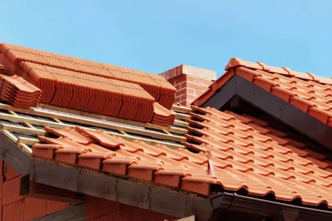 Układanie dachówki ceramicznej. Sprawdź atrakcyjną dachówka ceramiczna cena za m2.