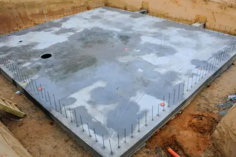 Betonowe ławy fundamentowe gotowe do dalszych prac. Cena robocizny zależy od skomplikowania projektu.