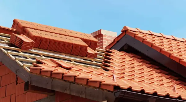 Układanie dachówki ceramicznej. Sprawdź atrakcyjną dachówka ceramiczna cena za m2.