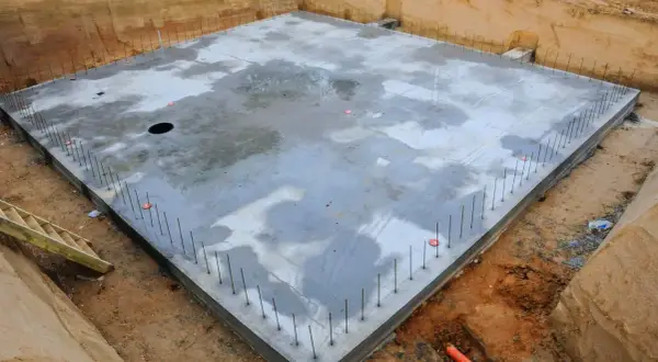 Betonowe ławy fundamentowe gotowe do dalszych prac. Cena robocizny zależy od skomplikowania projektu.