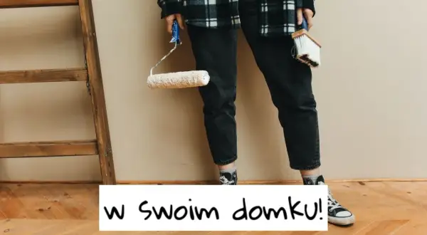 Osoba z wałkiem i pędzlem, gotowa do remontu. Właśnie tworzy kosztorys remontu swojego domku.