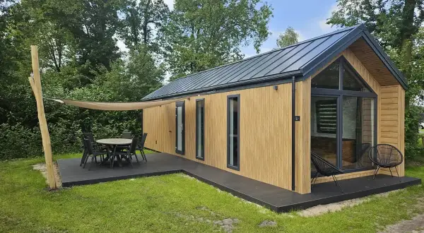 Nowoczesny domek na zgłoszenie 35m2 całoroczny z tarasem i meblami ogrodowymi. Idealny na wypoczynek.