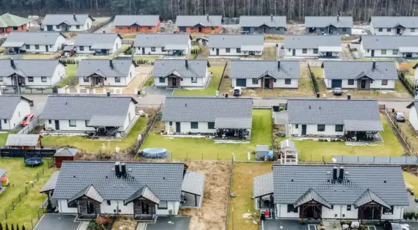Osiedle domów jednorodzinnych, idealne miejsce do życia. Zastanawiasz się, jak zostać deweloperem? Zacznij od analizy rynku i planowania inwestycji.