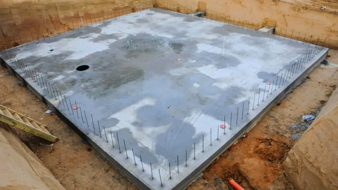 Betonowe ławy fundamentowe gotowe do dalszych prac. Cena robocizny zależy od skomplikowania projektu.