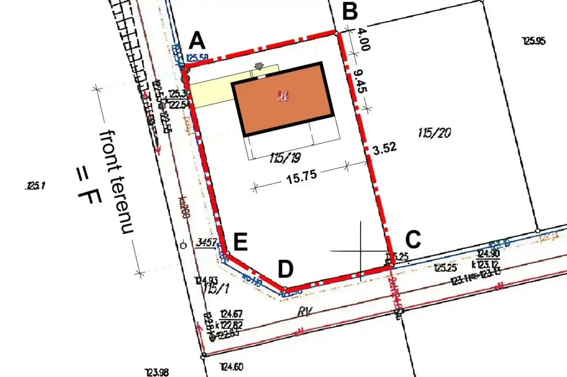 Mapa zasadnicza z zaznaczonym budynkiem i granicami działki. Widać wymiary, wysokości i oznaczenia punktów geodezyjnych.