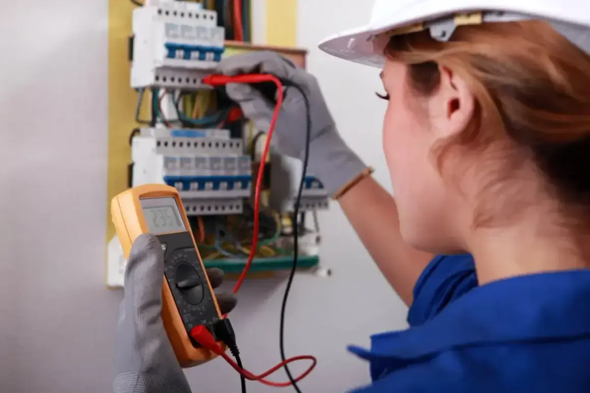 Elektryk wykonuje pomiary elektryczne. Sprawdza napięcie multimetrem. Zobacz pomiary elektryczne cennik.