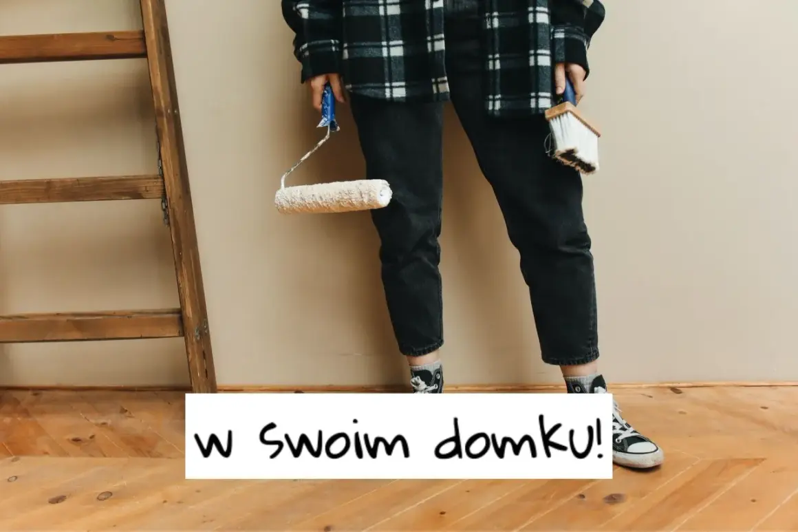 Osoba z wałkiem i pędzlem, gotowa do remontu. Właśnie tworzy kosztorys remontu swojego domku.