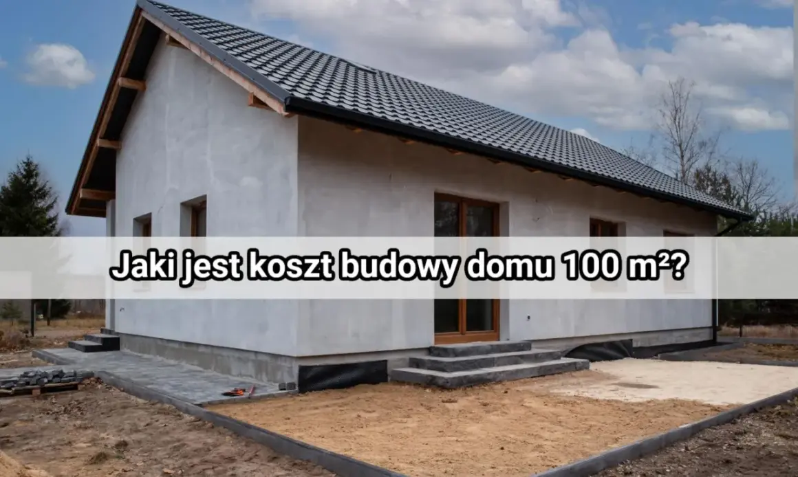 Dom w trakcie budowy, szary tynk, ciemny dach. Napis: "Jaki jest koszt budowy domu 100 m²?".