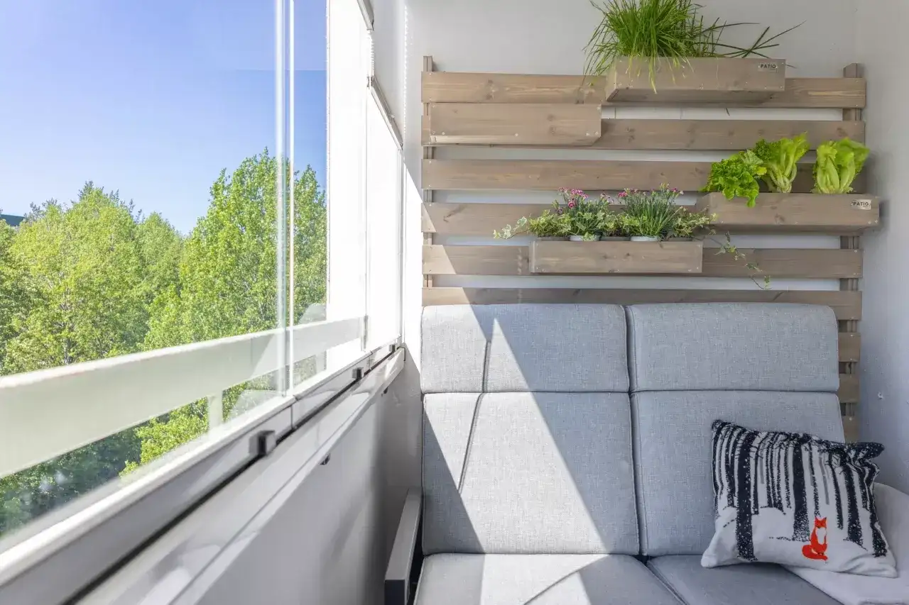 Balkon wnękowy w bloku - zalety, wady i co sprawdzić