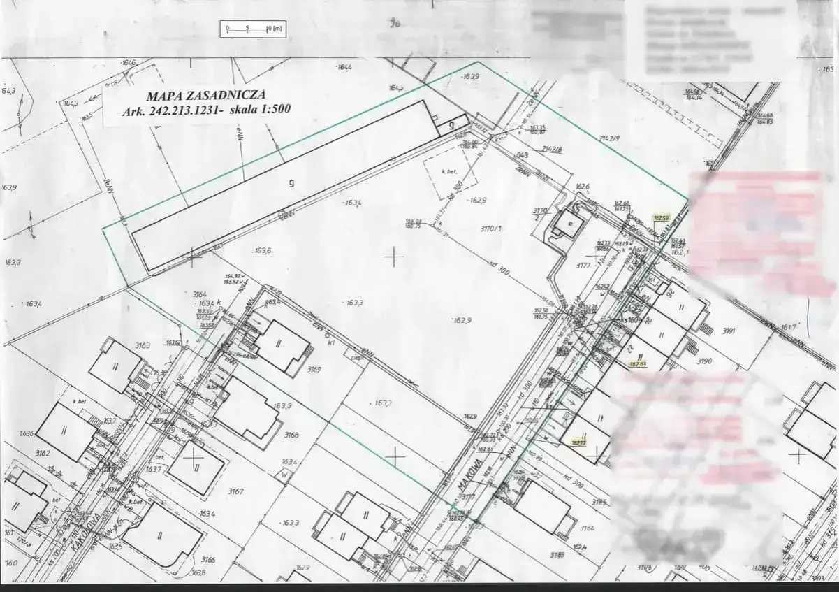Mapa zasadnicza z zaznaczonymi budynkami, drogami i granicami działek. Widoczne numery ewidencyjne działek i wysokości terenu.