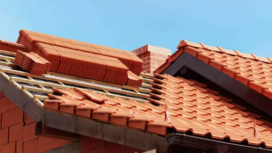Ile kosztuje dachówka ceramiczna? Cena i pełny koszt dachu