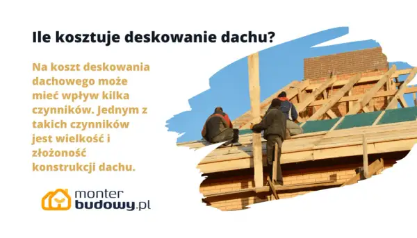 Dach w budowie, pracownicy montują deskowanie. Sprawdź, ile kosztuje deskowanie dachu, zależnie od jego wielkości i złożoności.