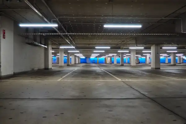 Puste, oświetlone miejsce parkingowe. Idealne do wynajmu miejsca parkingowego, gdzie Twój samochód będzie bezpieczny.
