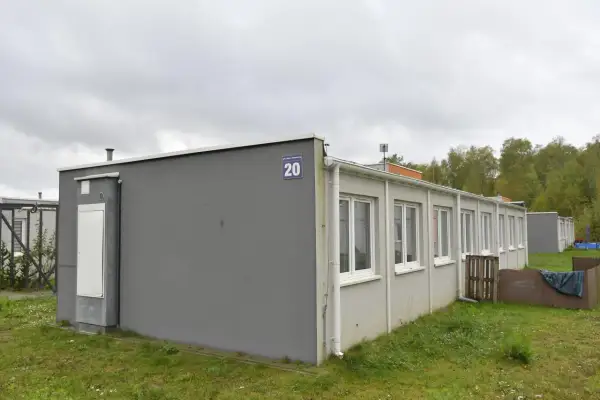Budynek z numerem 20, gdzie komu przysługuje mieszkanie socjalne.
